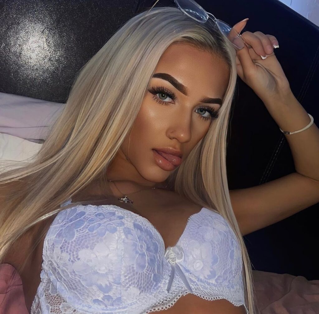 image of the british onlyfans model Julia with username @blondiexof