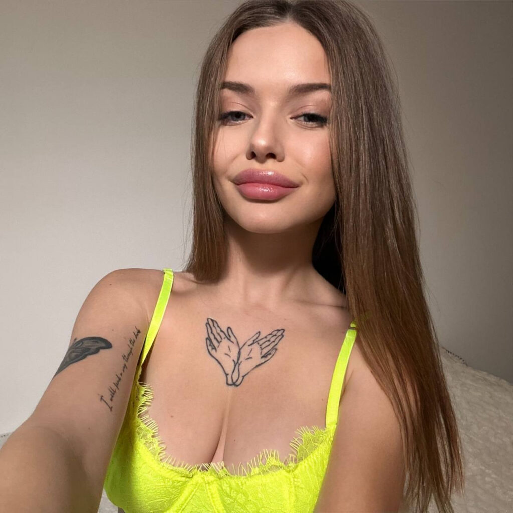 image of the british onlyfans model Veronica Flowers with username @veronica_flowers