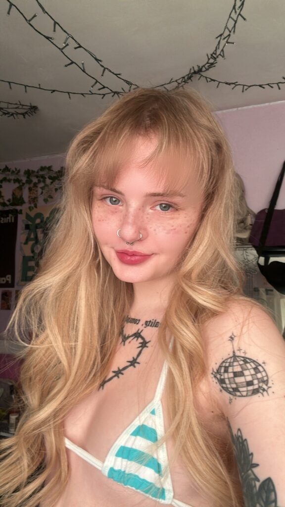 image of the british onlyfans model Miss Pixie ‍♀️SEXTING