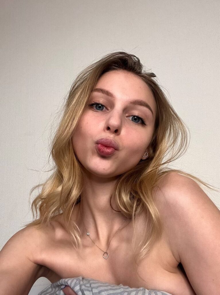 image of the british onlyfans model Sofia with username @sofialien