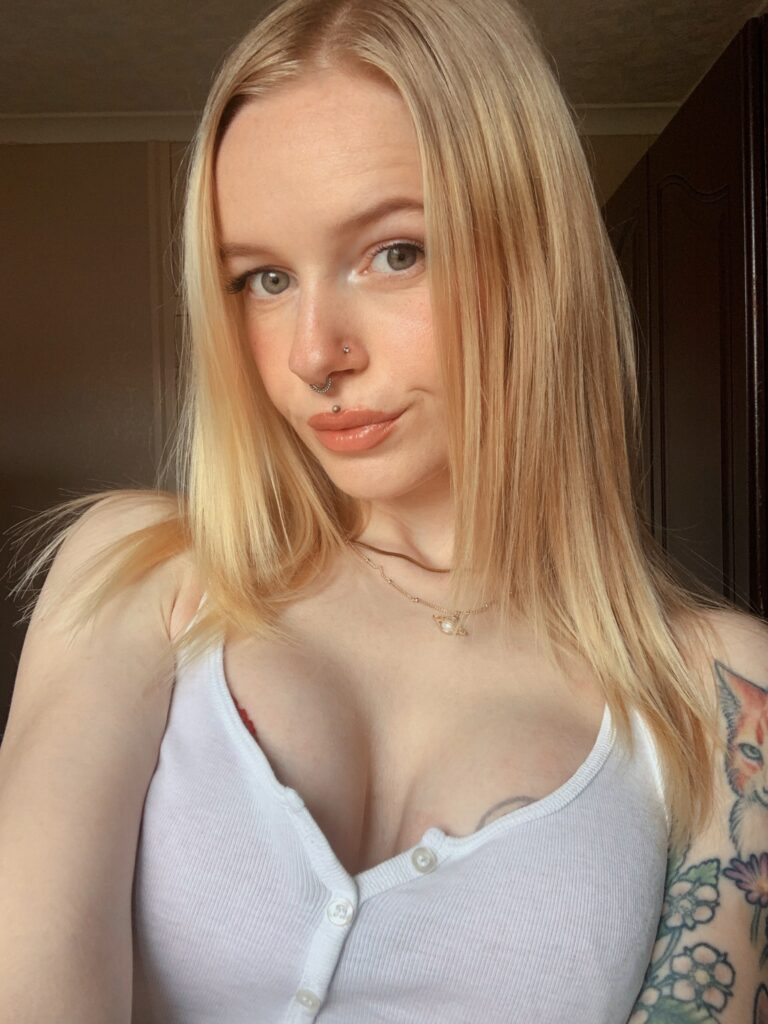 image of the british onlyfans model Queen Gem with username @queengem__