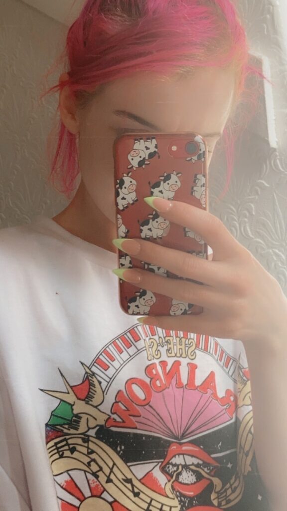 image of the british onlyfans model Emily Beckett with username @emmbeepremium