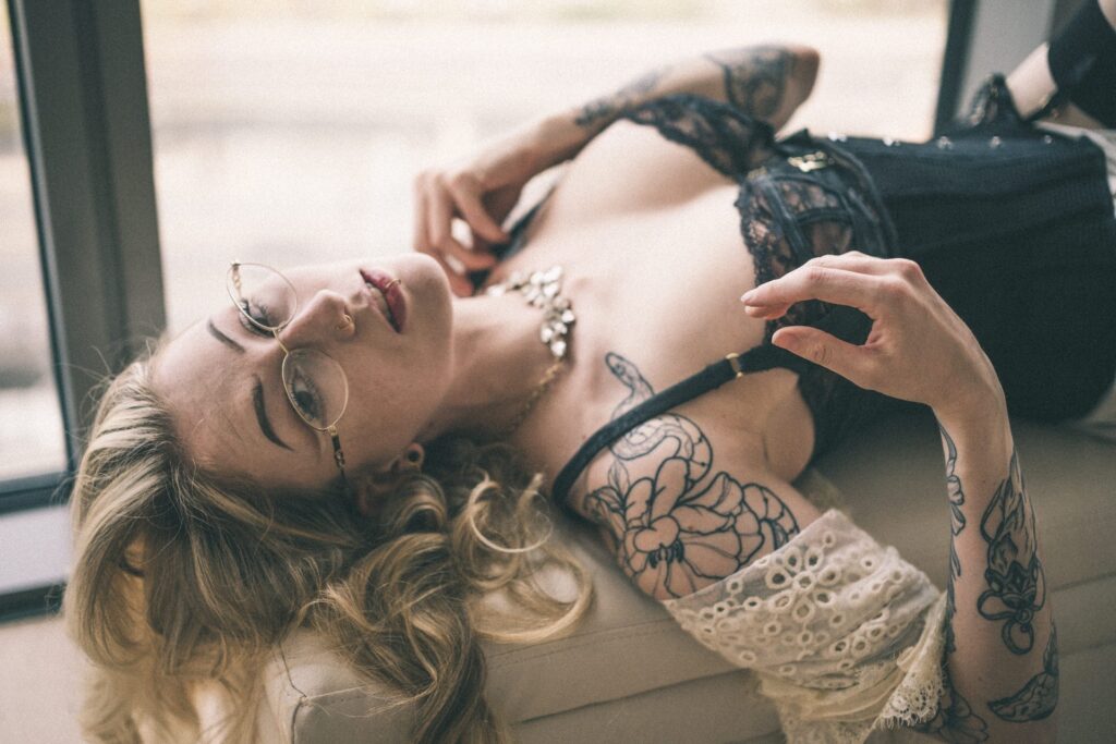 image of the british onlyfans model Rosie Dentelle with username @laceandleashes