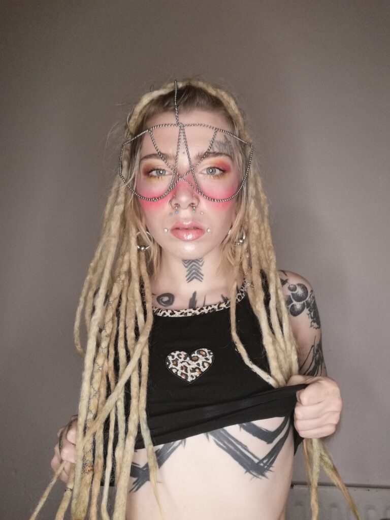 image of the british onlyfans model FREE ₛₑwₑᵣₛₗ ᵤₜ with username @welcometothesewerfree