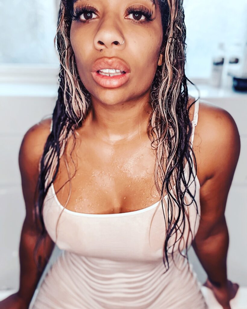 image of the british onlyfans model Elle with username @ellepeach