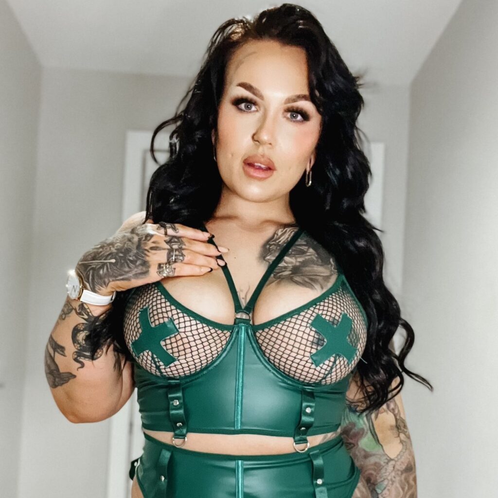 image of the british onlyfans model CURVY & TATTOOED with username @naughtynaturalnova