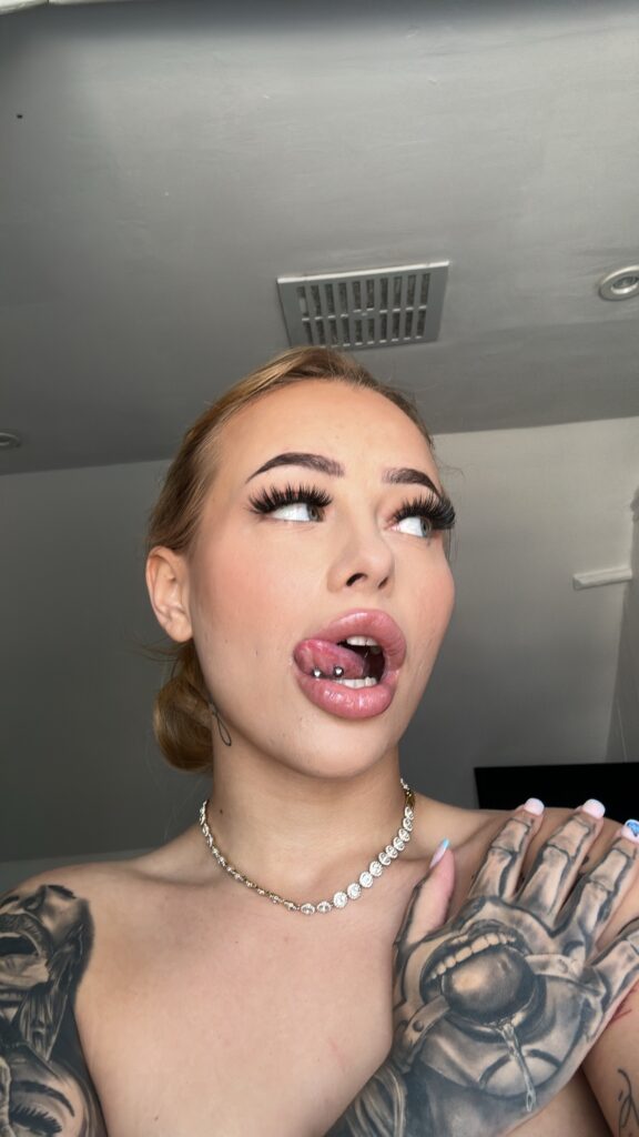 image of the british onlyfans model Karis with username @karisgunner