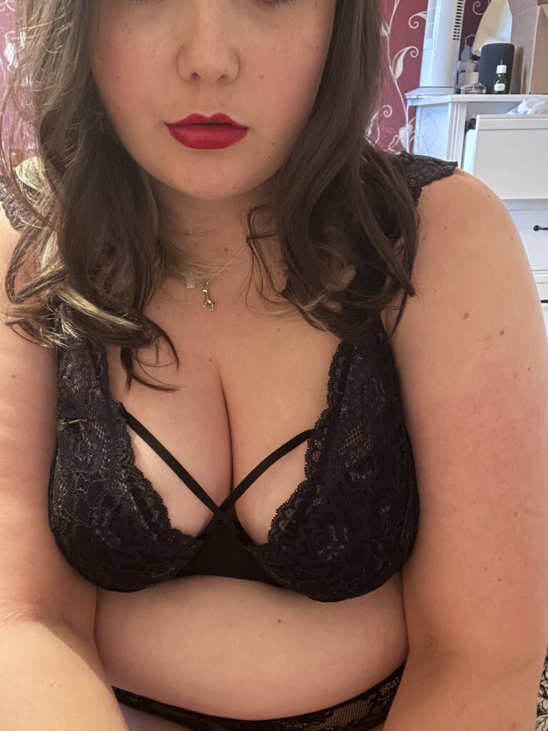 image of the british onlyfans model Fat Aimee x with username @fat_aimee