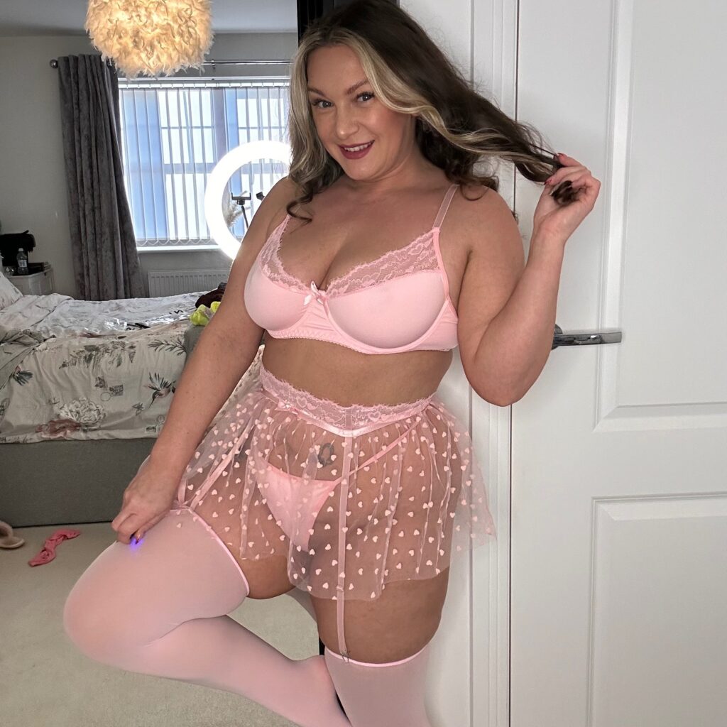 image of the british onlyfans model ZARA DANIELS with username @zaradanielsjoi