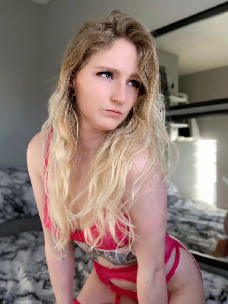 image of the british onlyfans model FREEBIE WHEN YOU JOIN with username @kelseyleigh