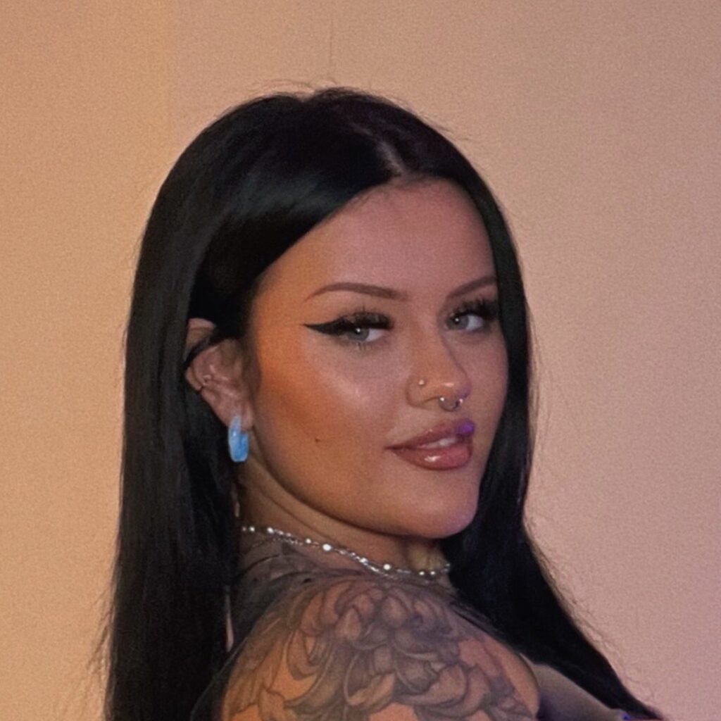 image of the british onlyfans model Niamh Velvet | QUEEN OF PIES with username @niamhvelvet